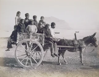 Een overvolle wagen getrokken door een muilezel, Palermo, Sicilië, ca. 1880